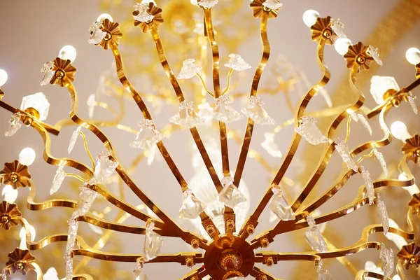 Ljuskrona med lökar i form av ljus — Stockfoto