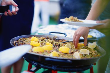 bir büyük paella tavası