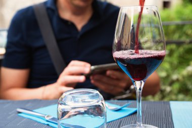 Masada bir kadeh kırmızı şarap.