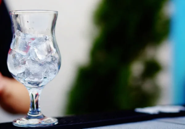 Kokteyller hazırlanması için buzlu cam — Stok fotoğraf