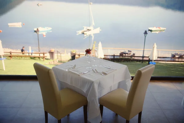 Tavolo nel ristorante con vista lago — Foto Stock