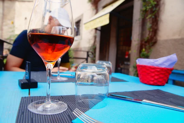 Masanın üzerine gül şarap — Stok fotoğraf