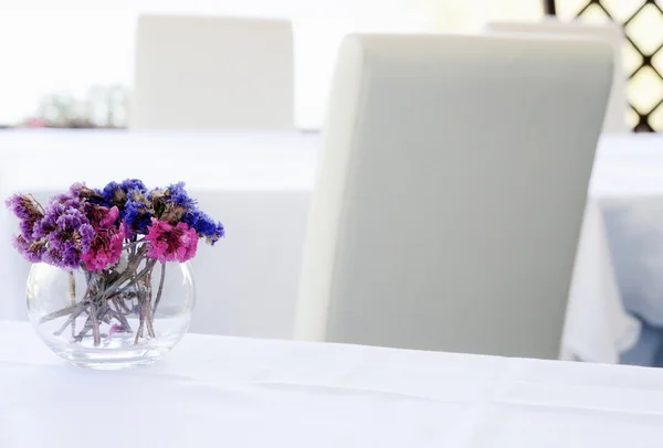 Fiori su un tavolo in un ristorante — Foto Stock