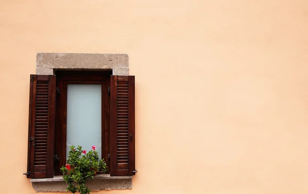 Finestra con persiane in legno — Foto Stock