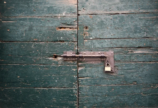Old Brass Padlock on Wooden Green Gate — Stock Photo, Image