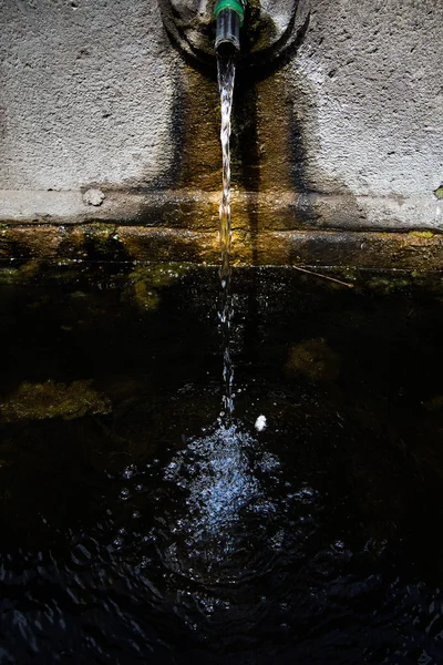 Chorro de agua de la fuente —  Fotos de Stock