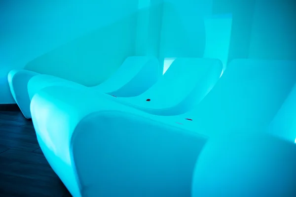 Relaxrum på Mörk blå belysning. — Stockfoto
