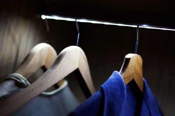 Houten kleren hanger — Stockfoto