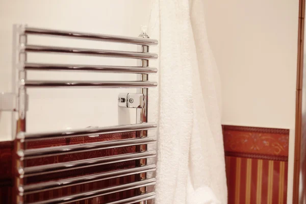 Set objets de salle de bains, étagère chromée, porte-serviettes — Photo