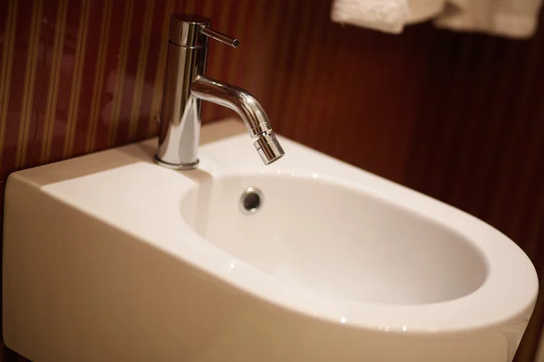 Primer plano del baño de lujo: el armario de agua y el bidet . — Foto de Stock