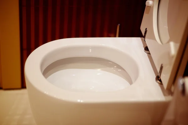 Toilettenschüssel in einem modernen Badezimmer. — Stockfoto