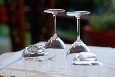 boş şarap bardakları ters