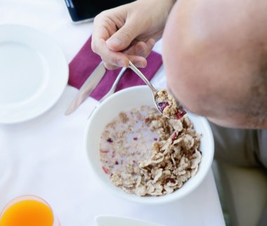 Adam sağlıklı kahvaltı