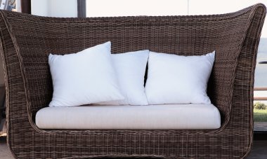 Rattan sepet kamışı kanepe yastık ile