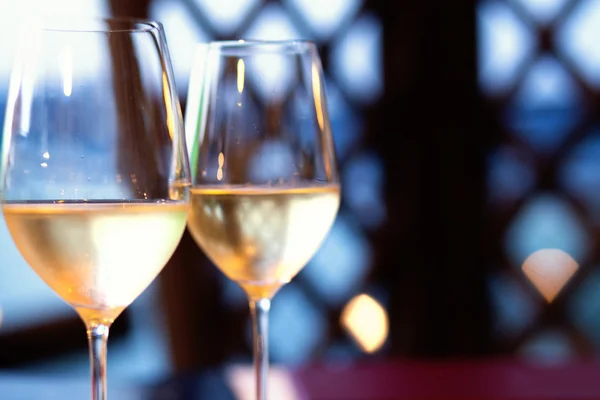 Şarap çifti iyi bir yemek ortamda gözlük. — Stok fotoğraf