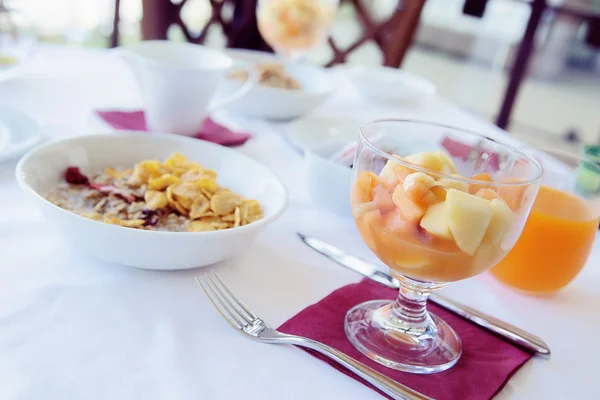 Zdravá snídaně na bílý stůl v restauraci — Stock fotografie