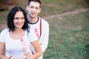 kadın ve adam dünya kanser günü'şifa için pembe kurdele ile