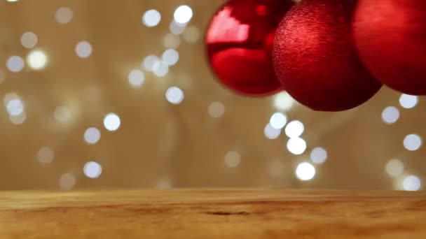 Červené vánoční koule víří na pozadí béžové a jiskřivé girlandy — Stock video