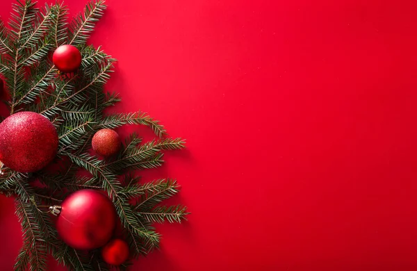 Vánoční Strom Větve Nový Rok Červené Hračky Koule Červeném Pozadí — Stock fotografie