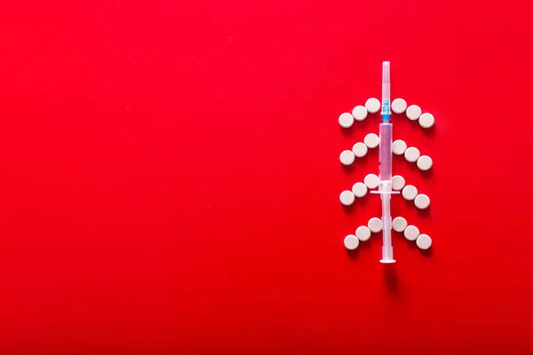 Jeringa Pastillas Forma Árbol Navidad Sobre Fondo Rojo Fotografía Horizontal —  Fotos de Stock