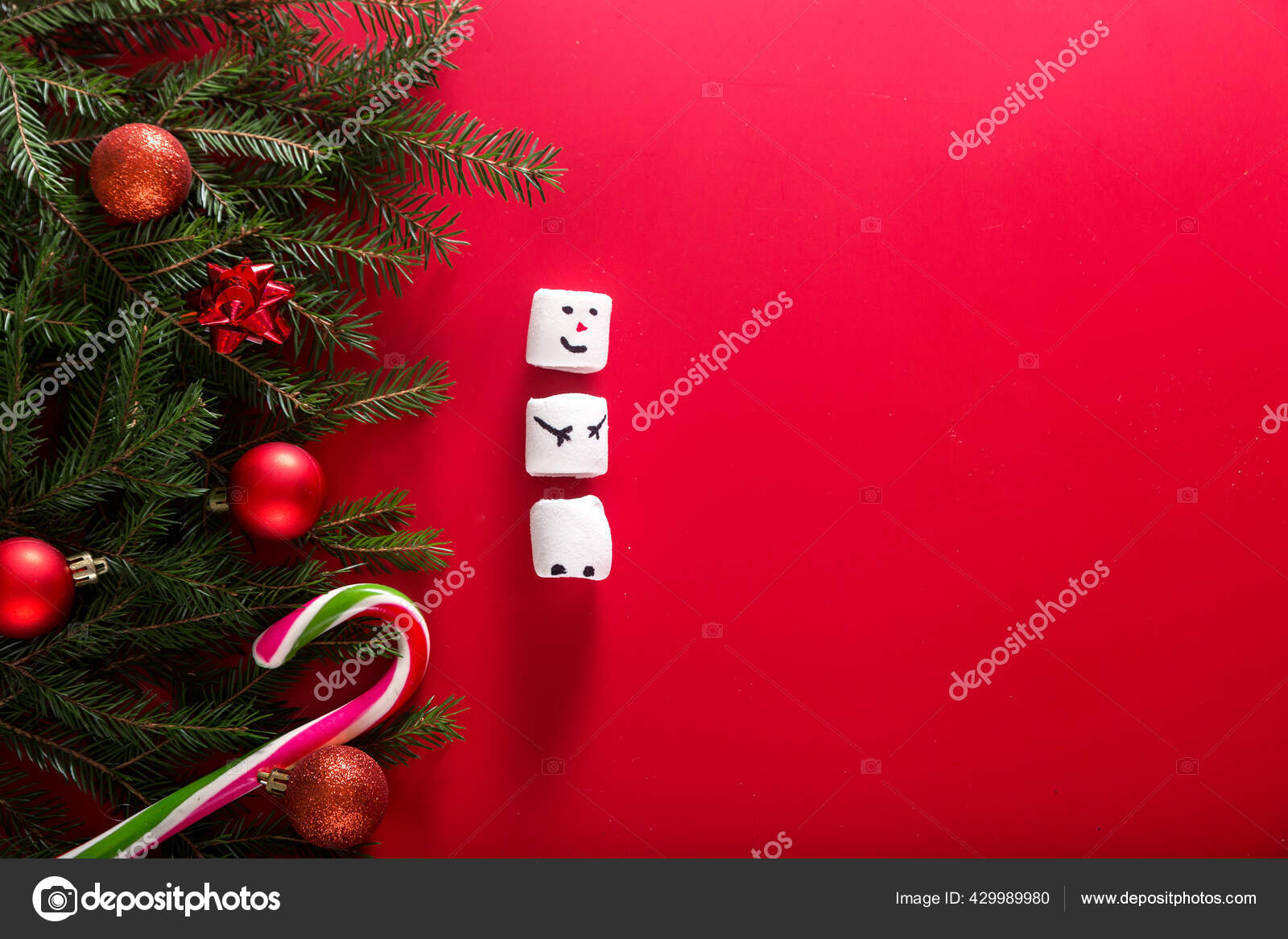 クリスマスツリーの枝 赤いクリスマスボール お菓子 赤い背景にマシュマロの雪だるまの装飾 最上階だ コピースペース 横写真 ストック写真 C Ribalka