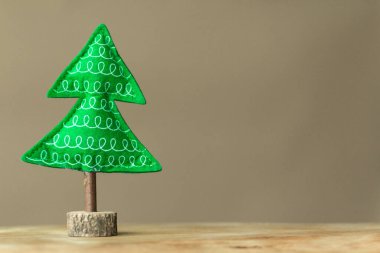 Tahta masadaki tekstil ağacından yapılmış Noel ağacı. Yeni yıl konsepti. Yatay fotoğraf