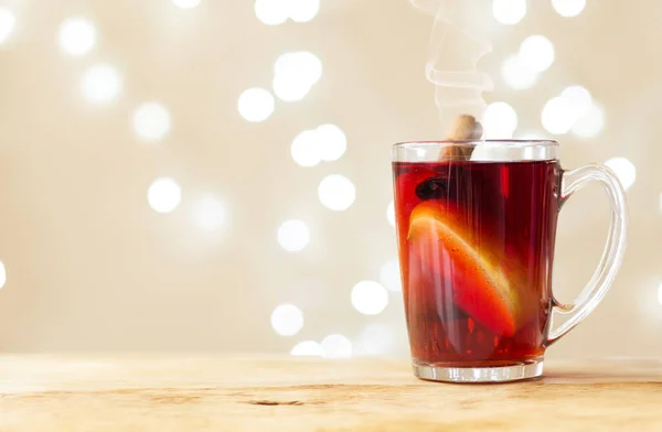 Eine Tasse Mit Rotem Glühwein Steht Auf Einem Holztablett Auf — Stockfoto