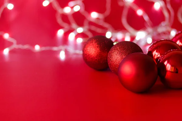 Speelgoed Kerstballen Van Rode Kleur Liggen Een Rode Achtergrond Kerstslinger — Stockfoto