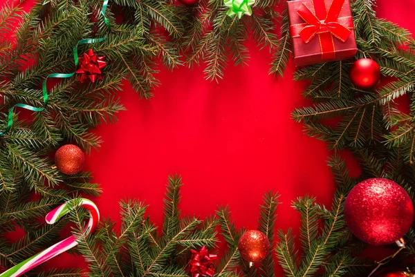 Kerst Frame Gemaakt Van Sparren Takken Geschenkdozen Rode Vakantie Decoraties — Stockfoto