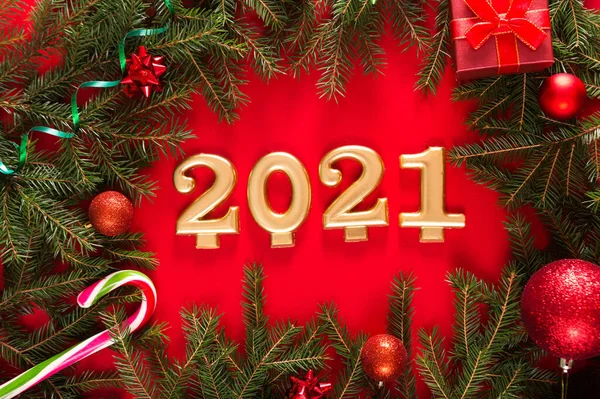 Mutlu Yıllar 2021 Kırmızı Arka Planda 2021 Noel Dekorlu Altın — Stok fotoğraf