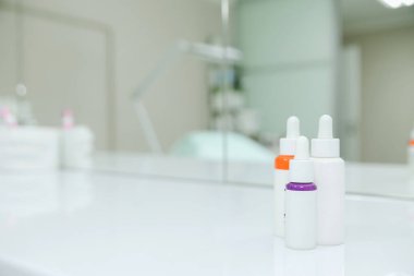 Güzellik uzmanının ofisindeki masada kozmetik ve kişisel bakım ürünleri var. Yatay fotoğraf