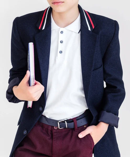 照片一个男孩穿着校服 夹克和衬衫 站在白色的背景上 一个抱着课本的男孩 — 图库照片