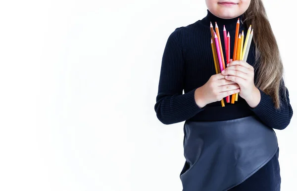 Zdjęcie Dziewczyny Czarnej Kurtce Spódnicy Trzyma Rękach Kolorowe Ołówki — Zdjęcie stockowe