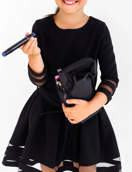 Dziewczyna Czarnej Sukience Trzyma Zestaw Markerów Jednej Ręce Jeden Marker — Zdjęcie stockowe