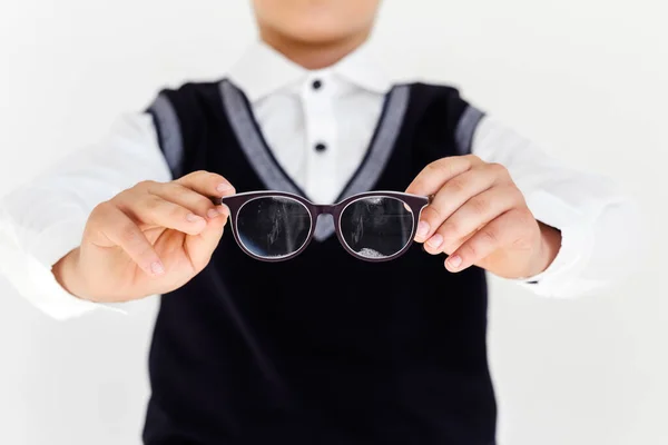 Adolescent garçon tient lunettes dans les mains devant lui-même. Concept enfants, ophtalmologie et soins de santé — Photo