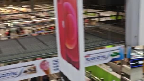Süpermarketin Salonu Insanlarla Dolu Üst Manzara Video Minsk Belarus Ağustos — Stok video