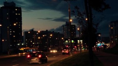 Farları açık nakliye aracı akşam yolu boyunca ilerliyor. Video