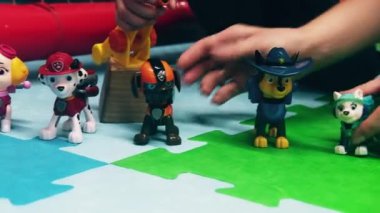 Anne ve oğlu pati devriyesi oynuyorlar. Eller yakın plan. Video kaydı. Minsk, Belarus - 19 Ağustos 2021