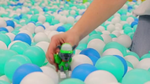 Paw Patrol Rocky Hat Spaß Beim Springen Auf Bunten Plastikbällen — Stockvideo