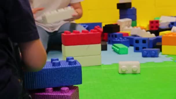 ママと息子は一緒に子供部屋にブロックを構築するの高い塔を構築します ビデオ — ストック動画