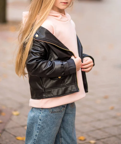 Jeans Sweat Capuche Rose Veste Noire Posant Dans Une Rue — Photo