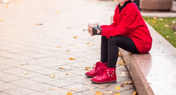 Uma Menina Calças Pretas Uma Camisola Vermelha Botas Sentadas Posando — Fotografia de Stock