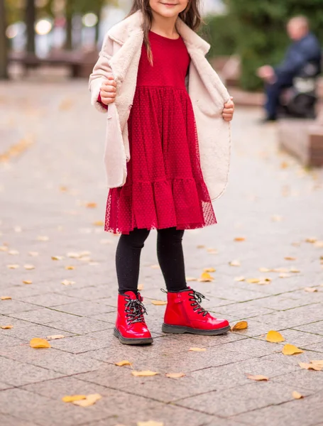Κομψό Κορίτσι Παλτό Κόκκινο Φόρεμα Και Μπότες Που Ποζάρουν Δρόμο — Φωτογραφία Αρχείου