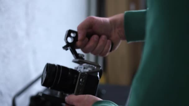 Homme Une Exposition Photos Montre Des Caméras Fujifilm Minsk Biélorussie — Video