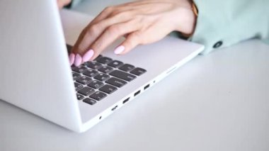 Kadın elleri daktilo ediyor. Minsk, Belarus - 2 Eylül 2021