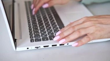 Kadın elleri daktilo ediyor. Minsk, Belarus - 2 Eylül 2021