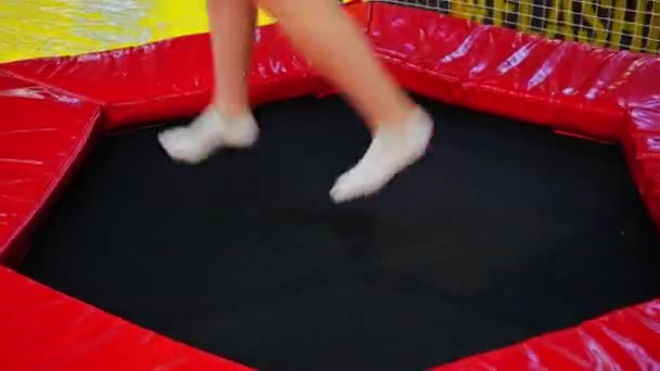 Trambolinde zıplayan kadın bacakları. — Stok video