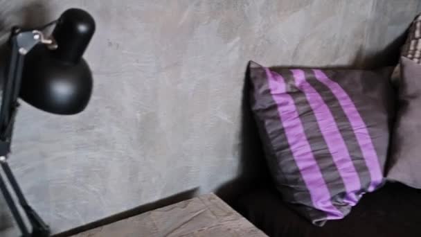 Loft estilo quarto com cama de casal grande e parede de concreto cinza — Vídeo de Stock