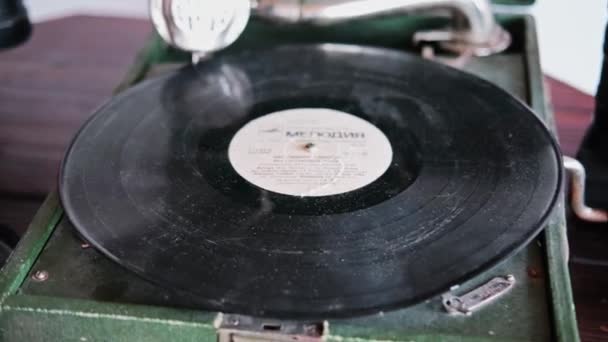 A gramophone and a retro telephone . Minsk, Belarus - August 25, 2021 — Stock Video