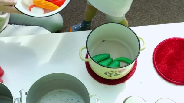 Mam Jongen Spelen Koks Mam Helpt Zoon Kunstmatige Groentesoep Koken — Stockvideo